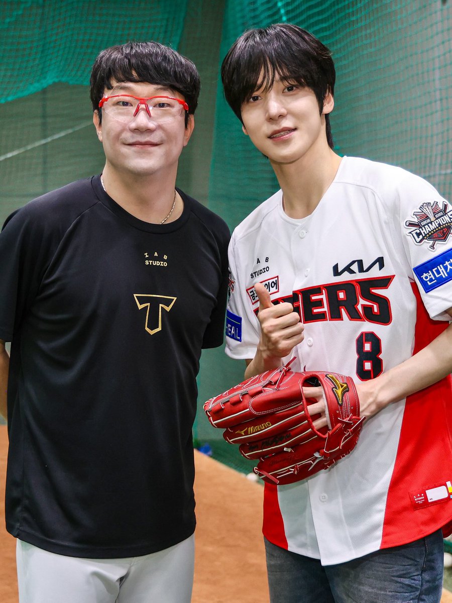 yunhoburger's tweet image. 입술운명설을 믿으시나요