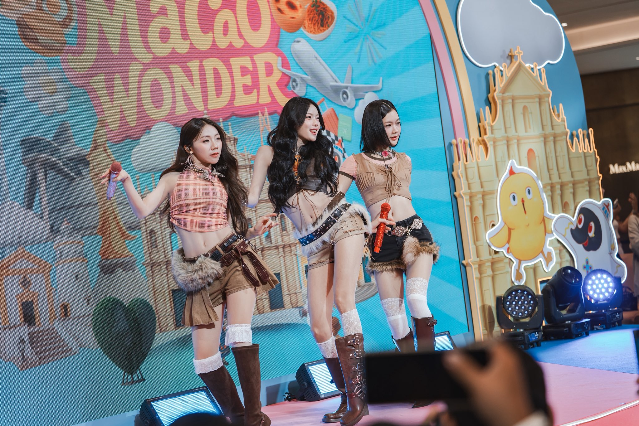 Gs1yYfSakAA4j-7?format=jpg&name=large