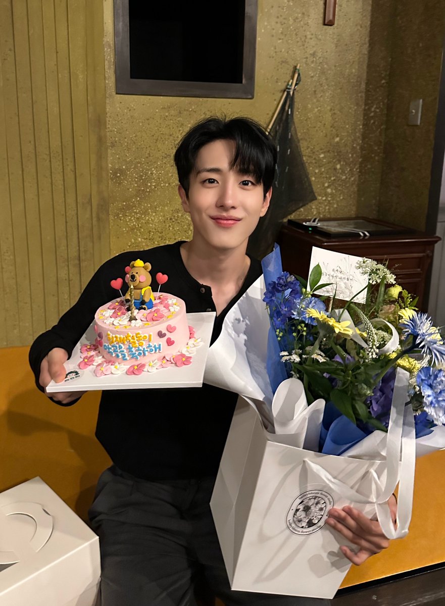 officialSEVENUS's tweet photo. [📸]

이제까지 사랑해 엄마 '철동이'를 사랑해 주시고
응원해 주신 희아라분들과 관객 여러분들에게 감사합니다! 

#SEVENUS #세븐어스 
#희재 #HEEJAE #사랑해엄마 https://t.co/isy7fYrIjw