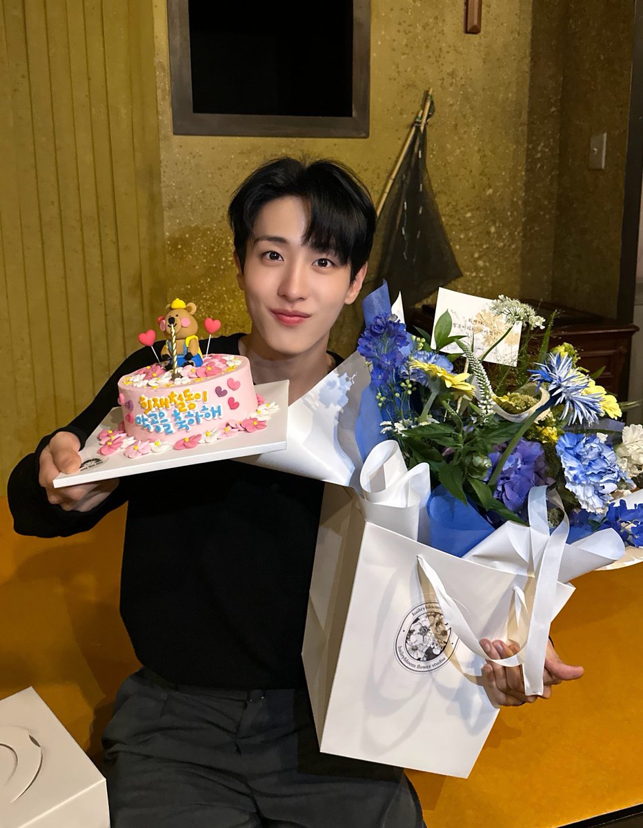 officialSEVENUS's tweet photo. [📸]

이제까지 사랑해 엄마 '철동이'를 사랑해 주시고
응원해 주신 희아라분들과 관객 여러분들에게 감사합니다! 

#SEVENUS #세븐어스 
#희재 #HEEJAE #사랑해엄마 https://t.co/isy7fYrIjw
