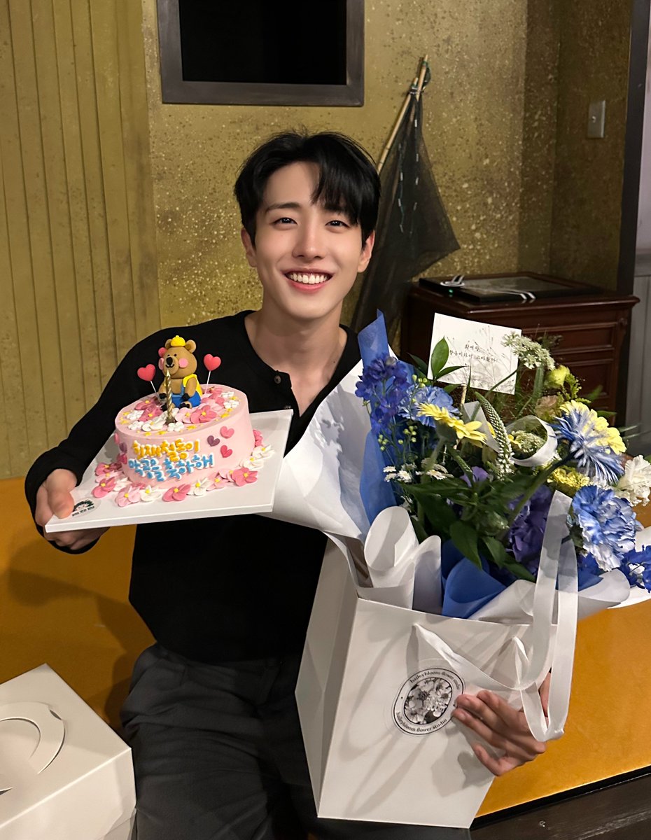 officialSEVENUS's tweet photo. [📸]

이제까지 사랑해 엄마 '철동이'를 사랑해 주시고
응원해 주신 희아라분들과 관객 여러분들에게 감사합니다! 

#SEVENUS #세븐어스 
#희재 #HEEJAE #사랑해엄마 https://t.co/isy7fYrIjw