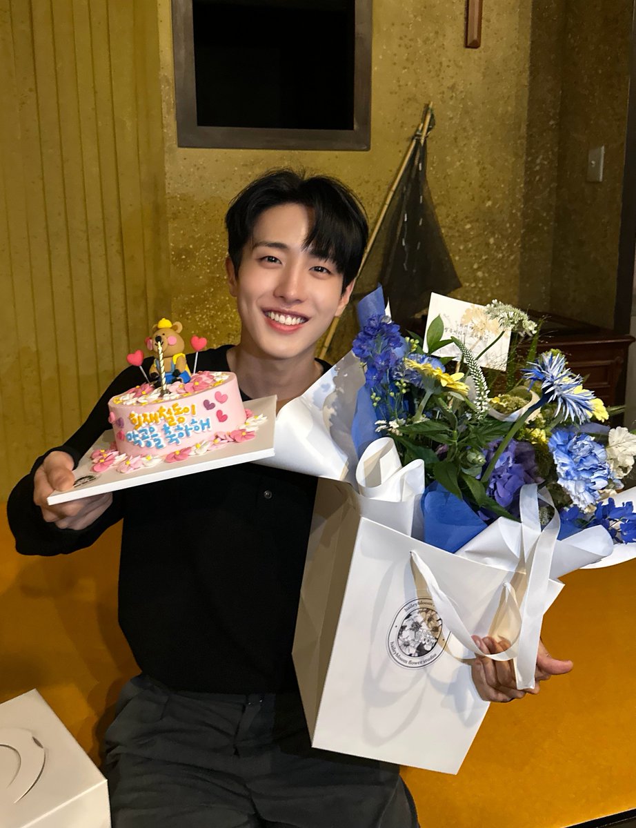 officialSEVENUS's tweet photo. [📸]

이제까지 사랑해 엄마 '철동이'를 사랑해 주시고
응원해 주신 희아라분들과 관객 여러분들에게 감사합니다! 

#SEVENUS #세븐어스 
#희재 #HEEJAE #사랑해엄마 https://t.co/isy7fYrIjw