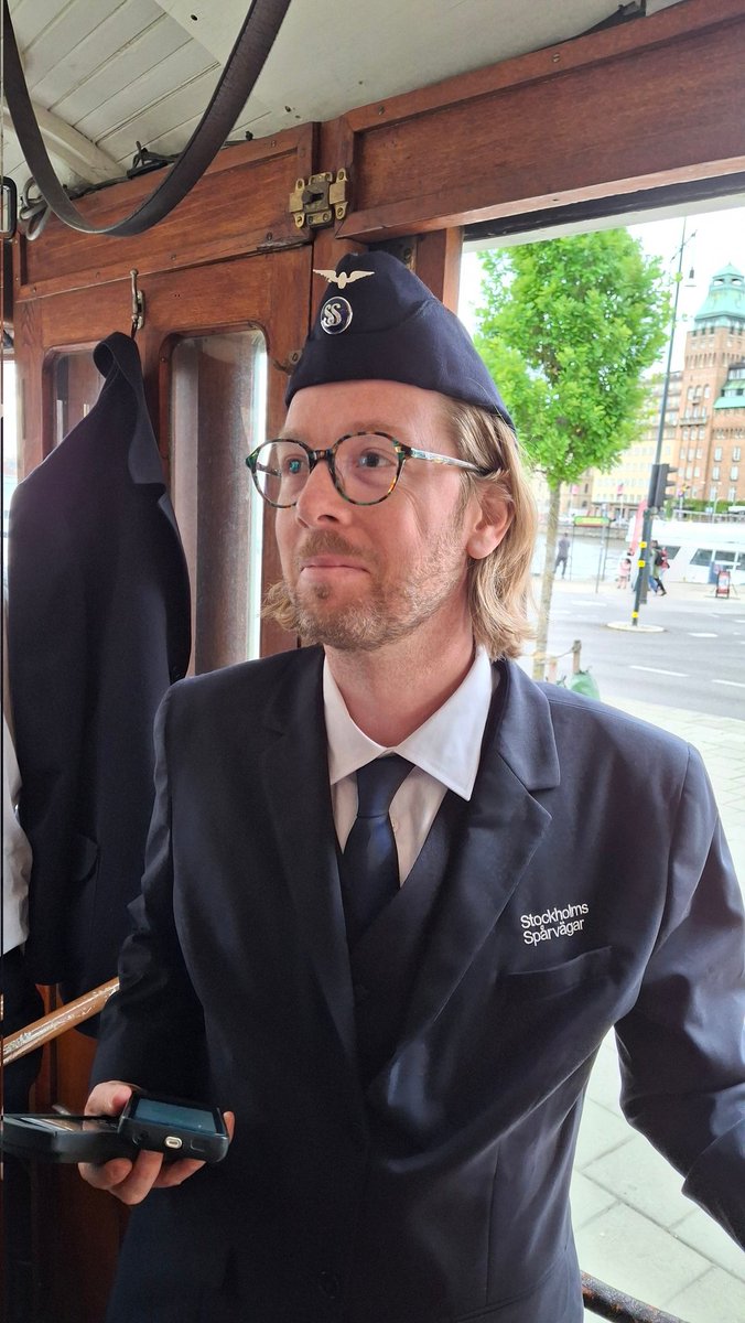 Если вы поймаете нужный стокгольмский трамвай, то ваш билет проверит вот такой очаровательный кондуктор

<a href="/klaskalas/">Kalas Niedermayer</a>