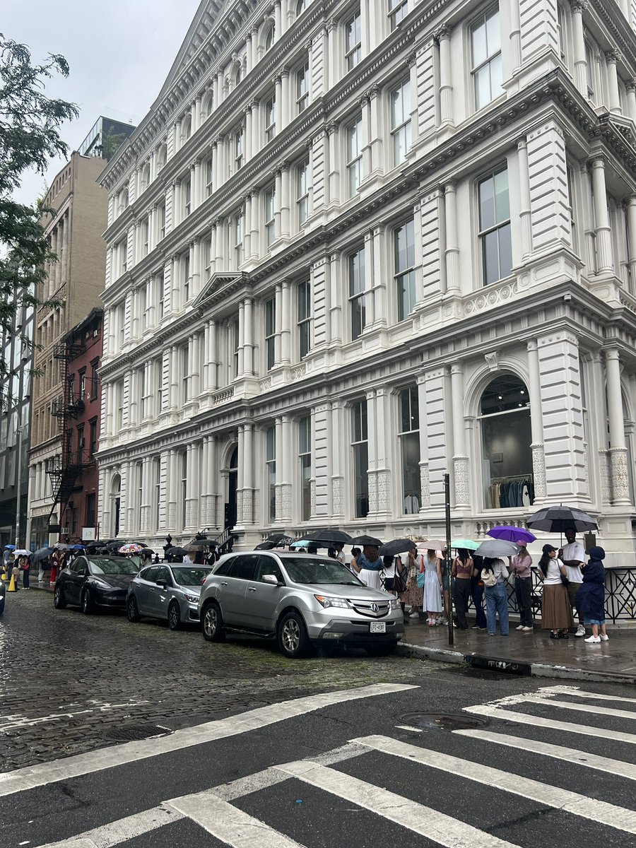 vincentzhuu's tweet image. Waiting in the rain for a $8 matcha.
That’s not hype. That’s PMF.
12 Matcha, NYC 🌧️🍵