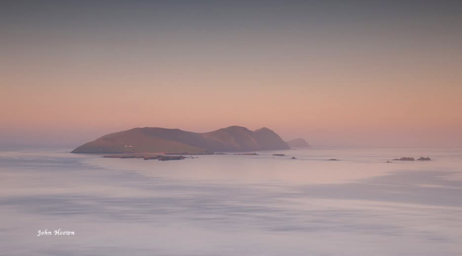 The Great Blasket Island.  'An Blascaod Mór' 🇮🇪

Taken from Dunquin as the rising sun cast it's warm light over this magic place. 5.30am 💚🌄

📍 Dingle Peninsula, Co Kerry ☘️

📸 John Hooton Images 

#Dingle #Ireland #Kerry #Sunrise