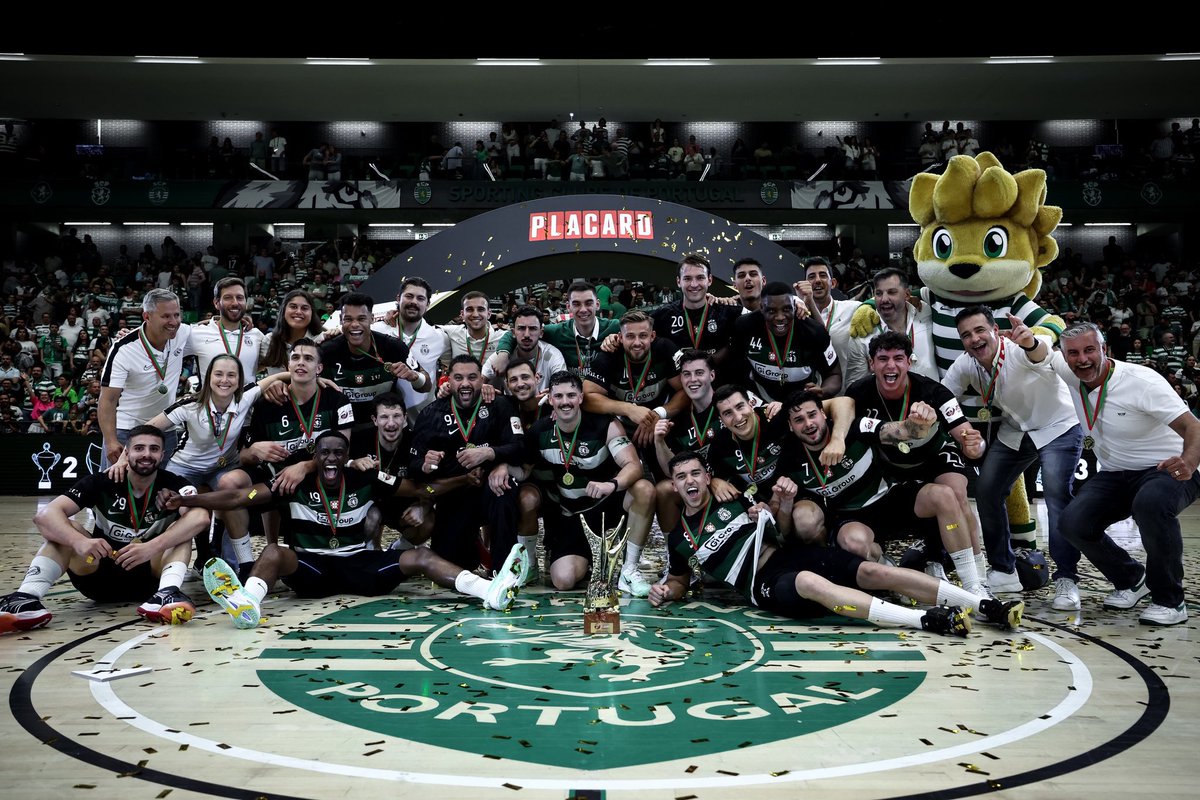MateoTancurto's tweet photo. Fizemos história no andebol 
A única equipa em Portugal com 7 Troféus seguidos 

Dois Tripletes seguidos
O Maior do Andebol Nacional 
Sporting Clube de Portugal 💚 https://t.co/bgrw4TSP6f