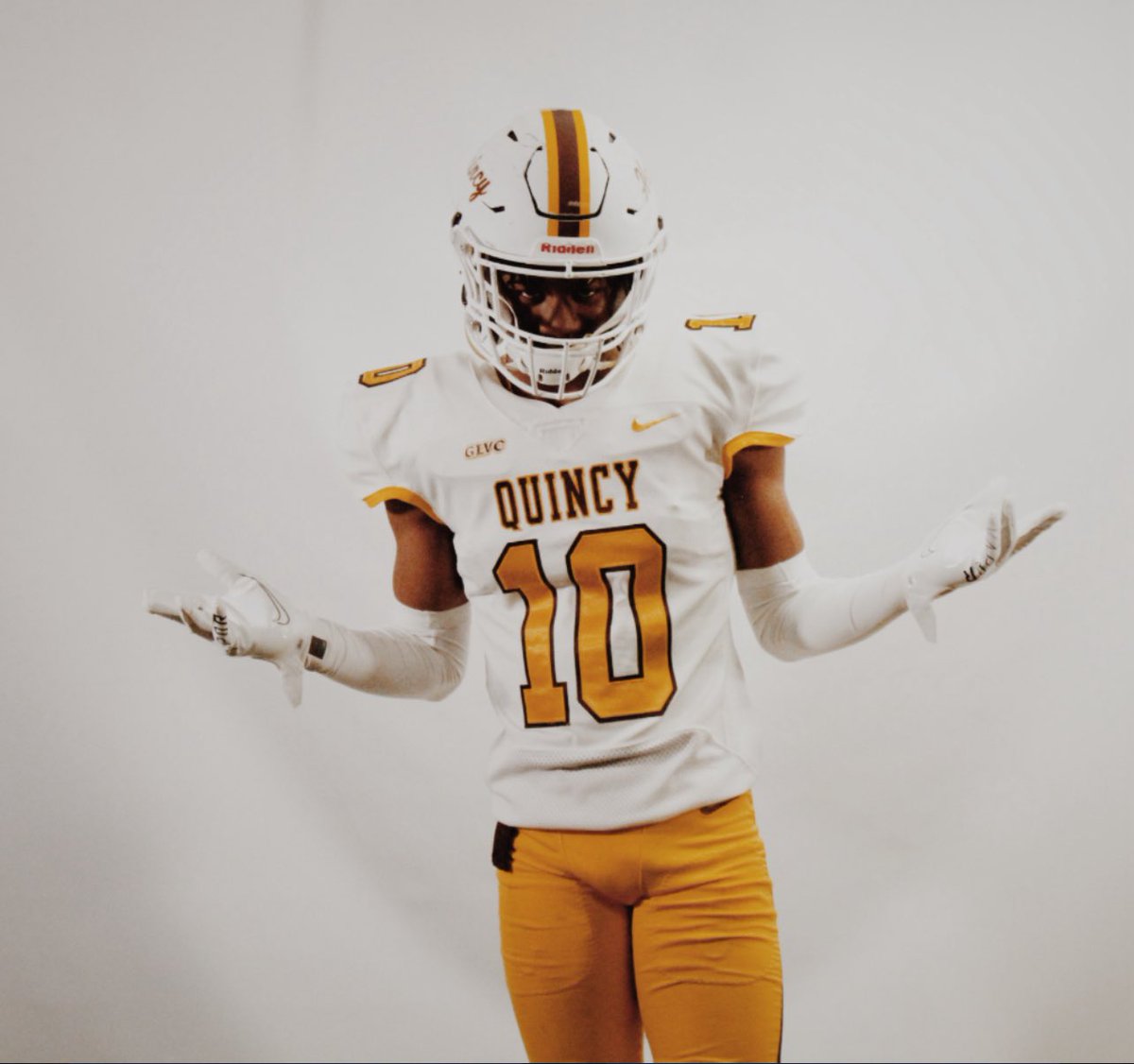 DarianJones11_'s tweet image. After a great camp and a great conversation with @ghatboykay11 I am blessed to receive my first offer from Quincy University ! @ScottPingel10 @gage_twelve @k6aines @JPRockMO