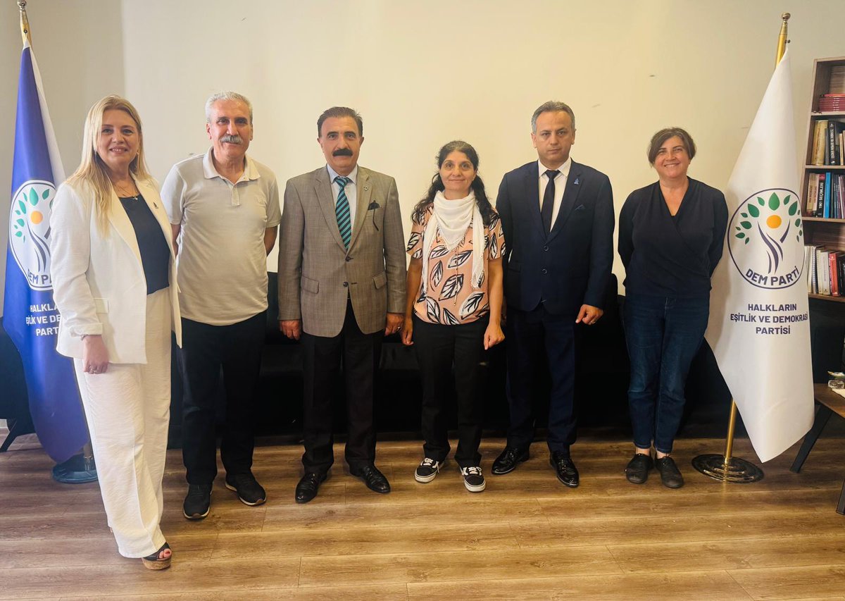 #DEVA Partisi İstanbul İl Başkanlığı olarak Partiler Arası #Bayramlaşma Ziyaretleri kapsamında Sn.Gülay ÖCALAN, Sn.Mesut BULUT ve Sn.Güven DOĞRUEL ,
#DEM Partisi #İstanbul İl Başkanlığına ziyaret gerçekleştirdi.
🔹️Misafirperverlikleri için kendilerine teşekkür ederiz.