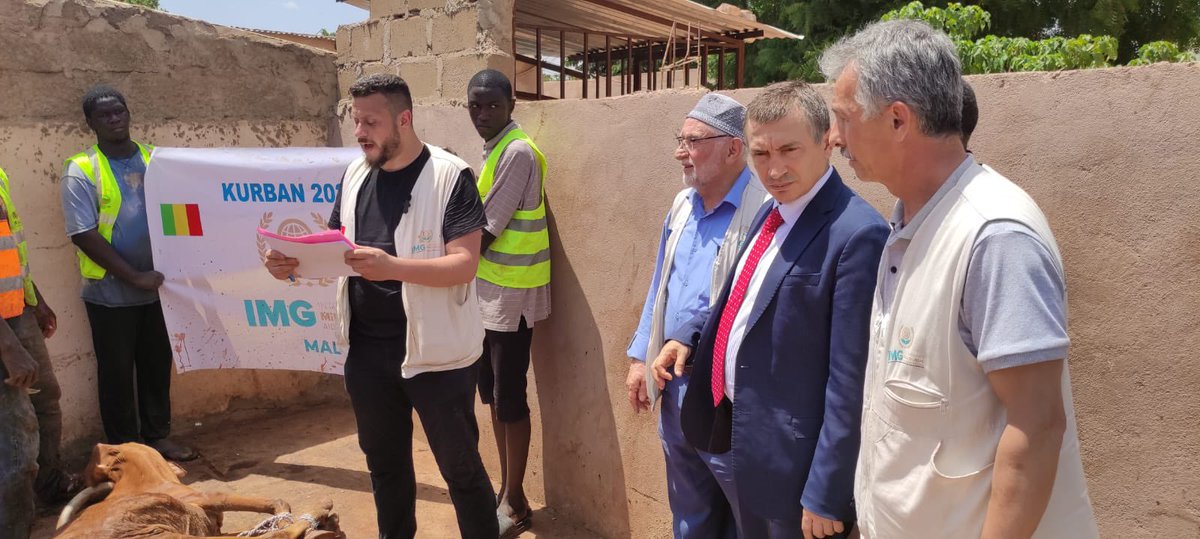 📍 Mali / Bamako

T.C. Mali Büyükelçimiz Sayın Efe Ceylan, kurban çalışmalarımızı yerinde görmek üzere ekibimizi ziyaret etti.

IMG olarak yürüttüğümüz faaliyetlere göstermiş olduğu ilgi ve nezaketi için kendilerine teşekkür ediyoruz.

#Kurban2025 #IMG #AvrupadanMazlumlara #Mali