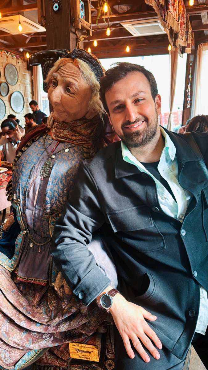 Can Azerbaycan’da efsane Qaynana ile bayramlaştık. 1978 yapımı o unutulmaz filmden bugüne, hâlâ yüzlerde tebessüm olmayı sürdürüyor. Hepinize çok selamları var. Bakü’den en içten bayram dileklerimizi iletiyoruz.