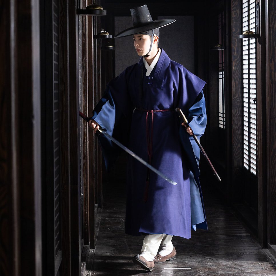 Falar sobre Lee Jae Wook é mergulhar na trajetória de um ator jovem, mas incrivelmente sofisticado, cuja carreira é marcada por escolhas ousadas, versatilidade e um talento expressivo, raro entre seus pares.

SEGUE A THREAD... #LeeJaeWook