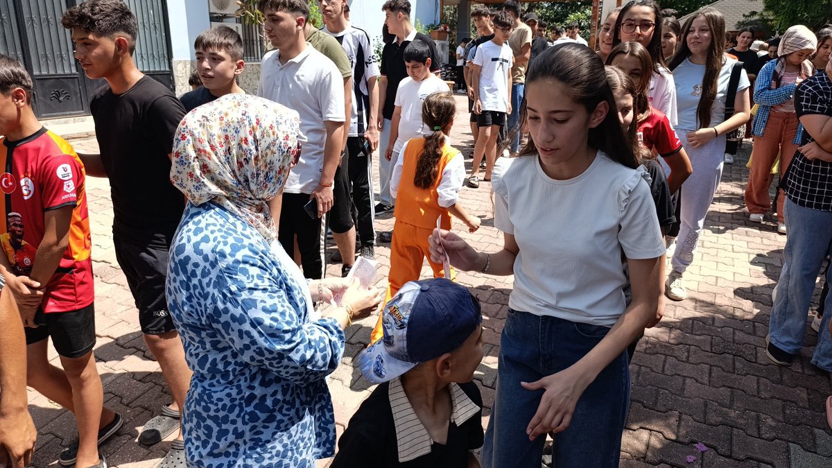 Adana'da bir çift, 20 yıldır her bayram aynı mahallede oturduğu 500'ü aşkın çocuğa bayram harçlığı veriyor.