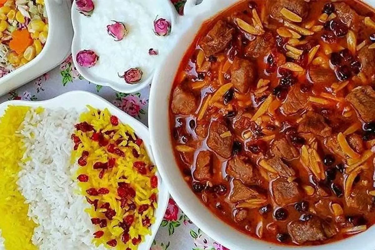 خورشت خلال، طعمی که دل رو میبَرّه🌟  

نرم‌ترین گوشت، خلال‌بادام‌های طلایی، زعفران دلچسب و عطری که تا ته دیگ میپیچه...  
خورشت خلال، مثل یه مهمونی سلطنتی تو دهنه 👑  

#خورشت_خلال #غذای_ایرانی #حال_خوب_بخور