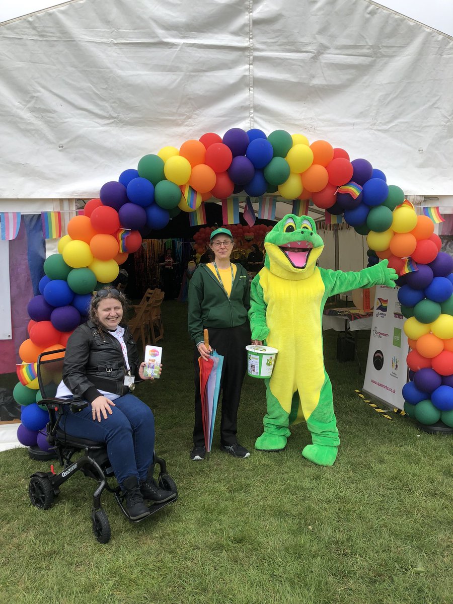 ThatFoilLady's tweet photo. What a great afternoon we had at #YorkPride catching up with old friends and making new ones 🐊🏳️‍🌈
@YorkPride @SNAPPYYork @BenYorkMix @misscharlesyork @Natures_Voice @theyorkmix https://t.co/oo1PoiiUOf