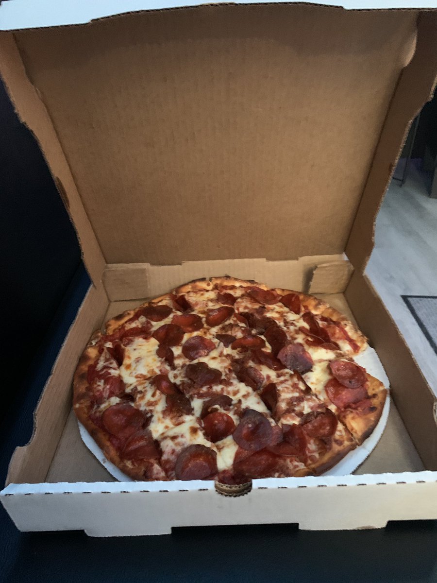 .<a href="/DustinJarrett/">Dustin Jarrett</a> does his Oreo count…well we decided we’d do a <a href="/WhistleBarGrill/">Whistle Bar & Grill</a> pizza count on the weekend. We’re at 3 for the weekend…we may have a problem 🤣