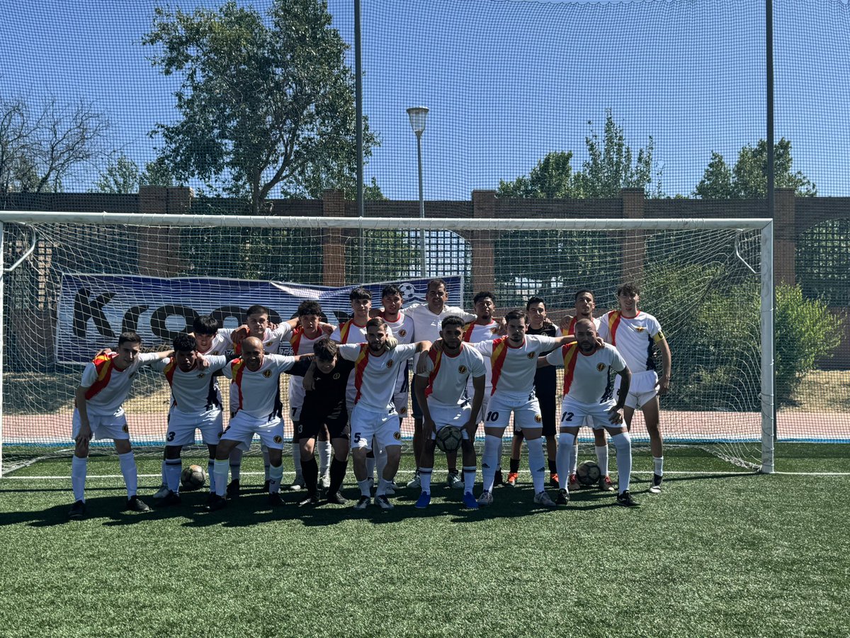CFRAYOILLESCAS's tweet photo. Porque el fútbol puede ser diferente, el equipo que te mereces!! 
C.F. Rayo Illescas Senior ❤️⚡️💪💪

#rayoillescas #equipo #compromiso #futbol #illescas #deporte #aytodeillescas #toledo #perseverancia https://t.co/UKaJyTDIAI