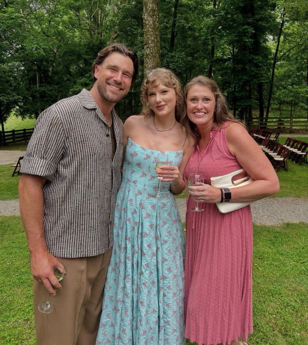 Taylor Swift Argentina (@tayupdatesarg) on Twitter photo 📸| Taylor y Travis en el casamiento de unos amigos ayer! 📸| Taylor y Travis en el casamiento de unos amigos ayer!