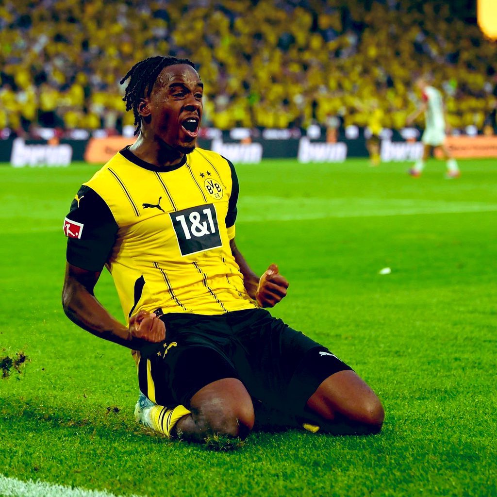 FutbolHub_'s tweet photo. 🚨𝐍𝐞𝐰: Chelsea makes an official proposal to sign Jamie Gittens from Borussia Dortmund on a 7-year contract. ⏳🔵

As it stands there has been no agreement from both clubs, but conversations are ongoing as reported. 

📰: @David_Ornstein https://t.co/wKFcRJrvue