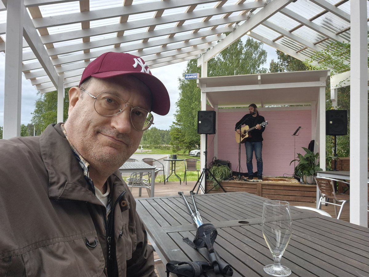 Kesä avattu Iniössä Kristian Meurmannin keikalla.