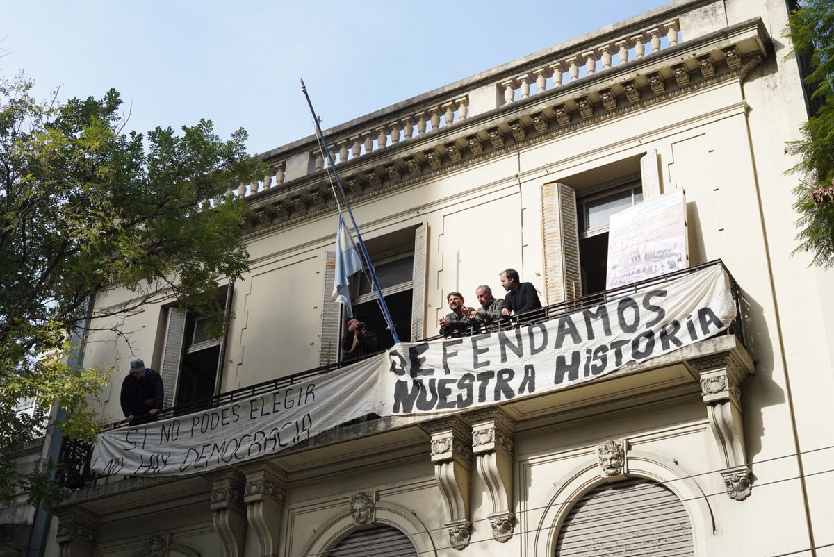 Hace minutos la juventud del movimiento nacional recuperó del odio gorila la antigua residencia de Perón y Evita donde funcionaba el instituto de estudios Juan Domingo Perón disuelto ilegalmente por el régimen de Milei. Aquí los antecesores de este gobierno tiraron sus bombas