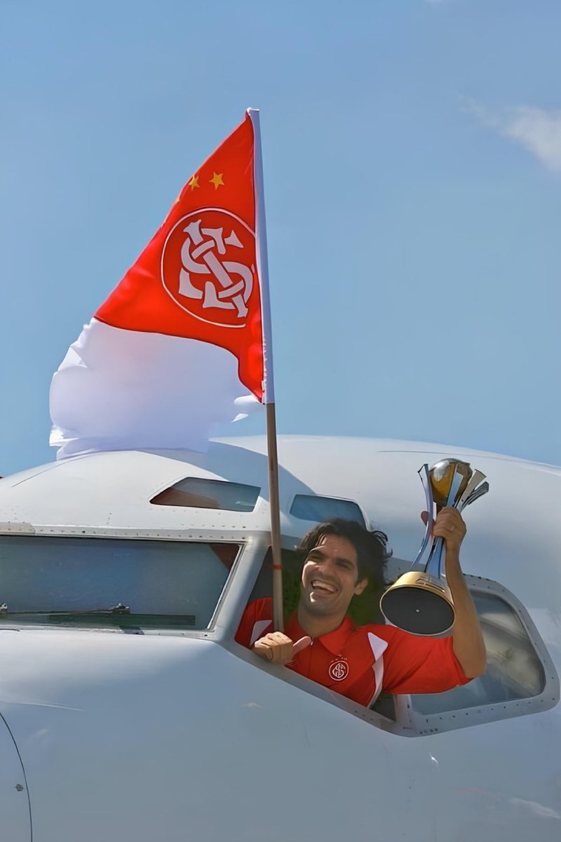 futnostalgico's tweet photo. O capitão do Internacional Fernandão chegando com o troféu do Mundial de Clubes de 2006 no Aeroporto de Porto Alegre. https://t.co/ZtW6yT3yYG
