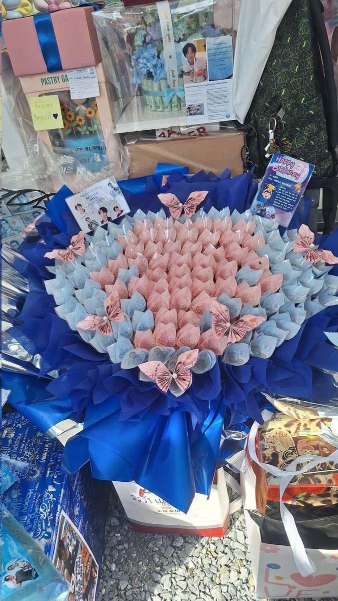 BibleBuildPH's tweet photo. 🎠🎡🎂 BUILD THIRTY (WON) DERLAND MONEY BOUQUET✨️

We got to see that our bouquet was delivered safely to Biu 🫶💐 Happiest of Birthdays, Biu!

BUILD THIRTYONE DERLAND
#HAPPYBUILDTURNS31
#HBDBUILDJKPPROJECT
#Builds31stBdayProjects
#BuildJakapan #Beyourluve
@JakeB4rever https://t.co/p0lHCVHi2x