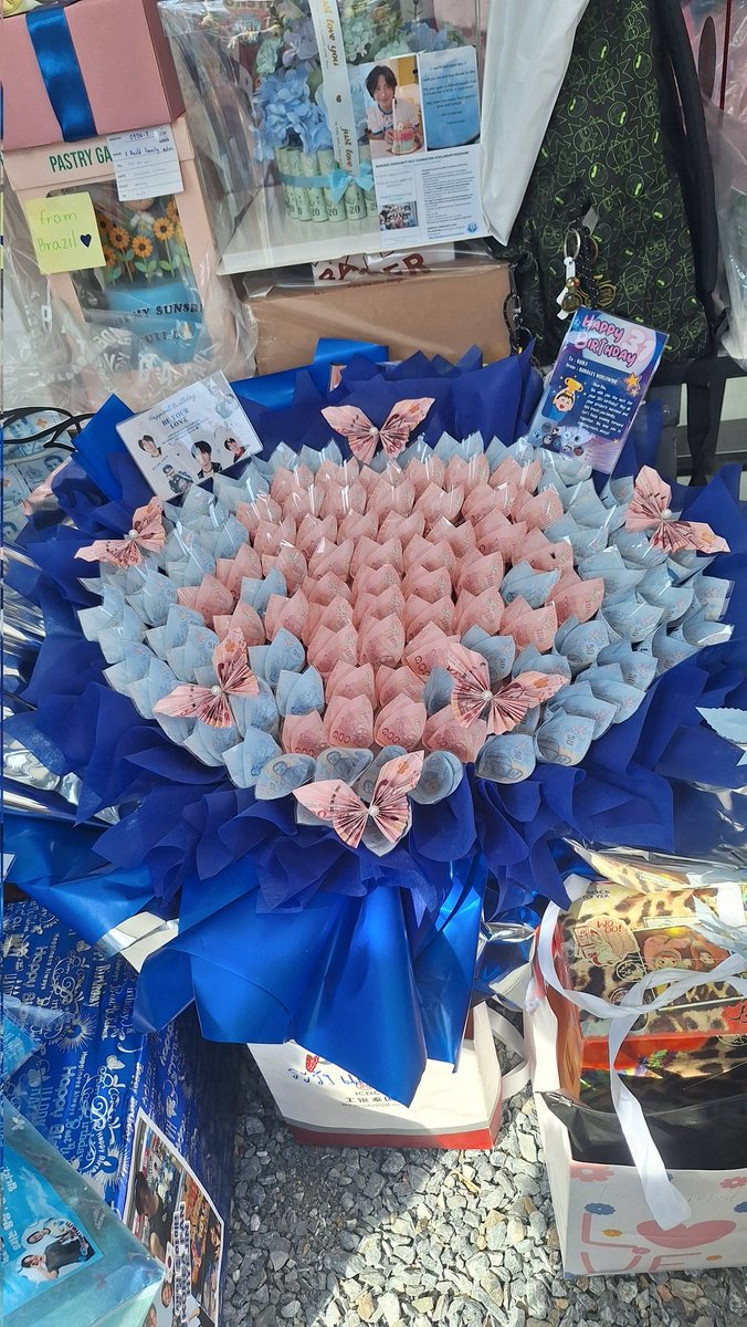 BibleBuildPH's tweet photo. 🎠🎡🎂 BUILD THIRTY (WON) DERLAND MONEY BOUQUET✨️

We got to see that our bouquet was delivered safely to Biu 🫶💐 Happiest of Birthdays, Biu!

BUILD THIRTYONE DERLAND
#HAPPYBUILDTURNS31
#HBDBUILDJKPPROJECT
#Builds31stBdayProjects
#BuildJakapan #Beyourluve
@JakeB4rever https://t.co/p0lHCVHi2x