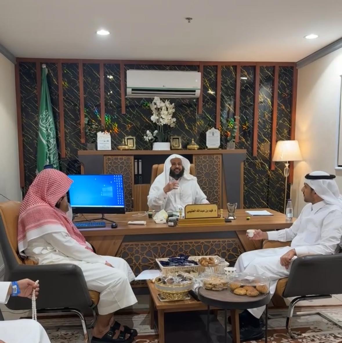 زيارة أ. عجلان بن سعد العجلان
النائب الثاني لرئيس مجلس ادارة #غرفة_الرياض
لـ الشيخ الدكتور : فهد عبدالله الثقيل
- رئيس مجلس ادارة شركة الهجرة العربية - 
وذلك في مقر الشركة في منى بالمشاعر المقدسة ." 
<a href="/SaudAlthaqil/">سعود بن فهد الثقيل</a>