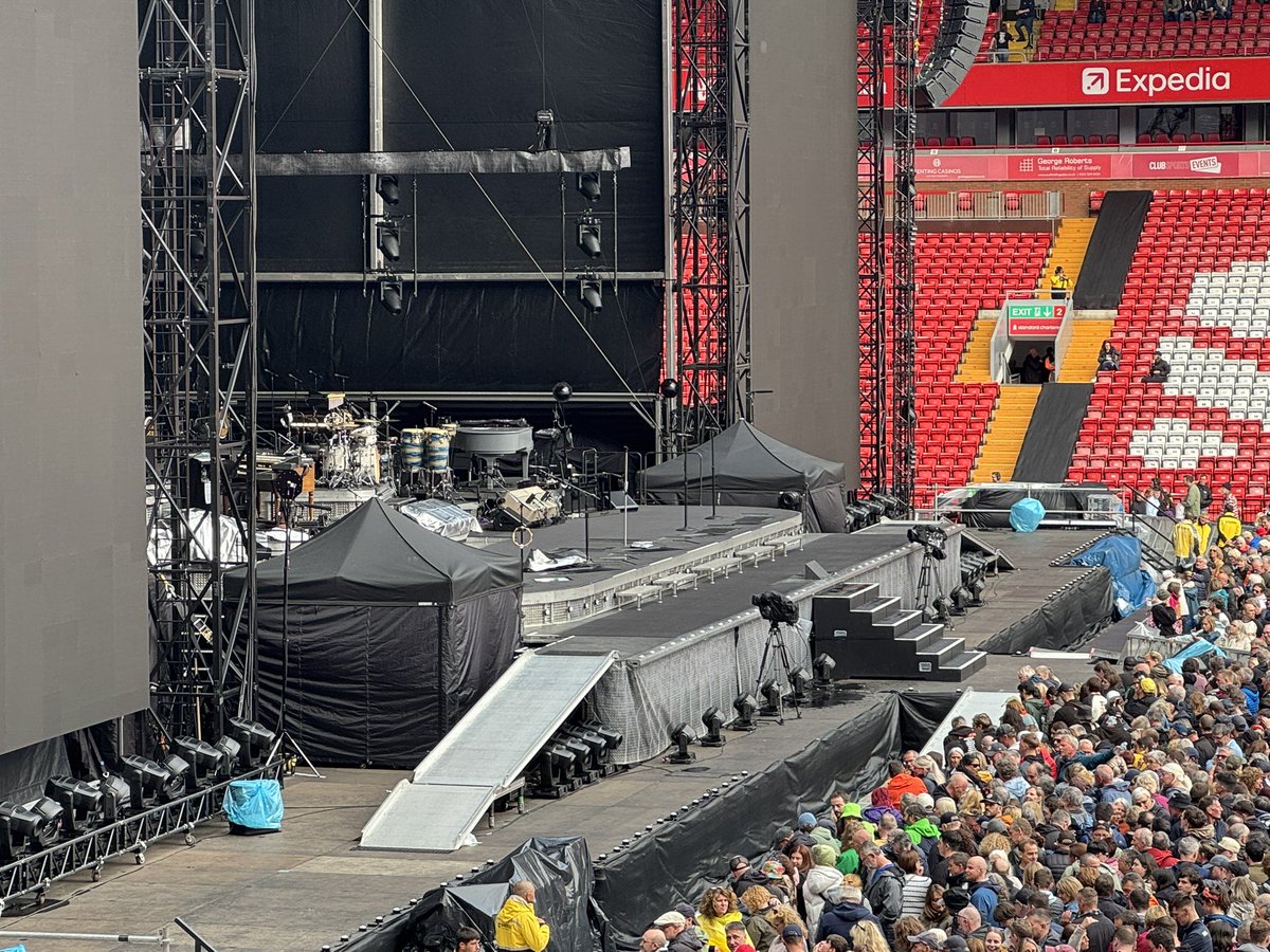 Laura_Liverbird's tweet image. Here to see The Boss again… this time we got to say hello to Nils Lofgren!!!!
So good, we saw them twice 🤩🎸🤩
#Springsteen #EStreetBand #Anfield