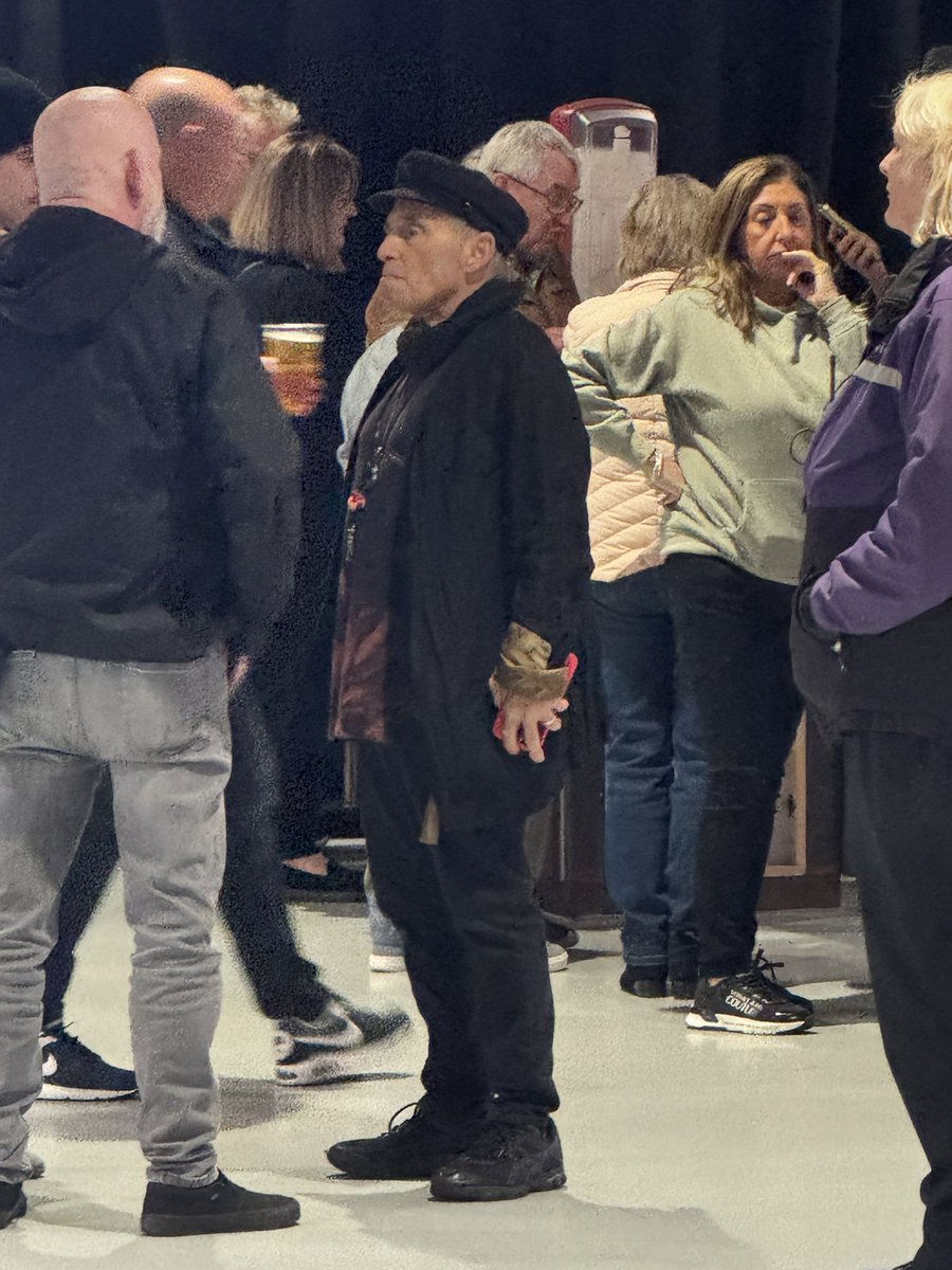 Laura_Liverbird's tweet image. Here to see The Boss again… this time we got to say hello to Nils Lofgren!!!!
So good, we saw them twice 🤩🎸🤩
#Springsteen #EStreetBand #Anfield