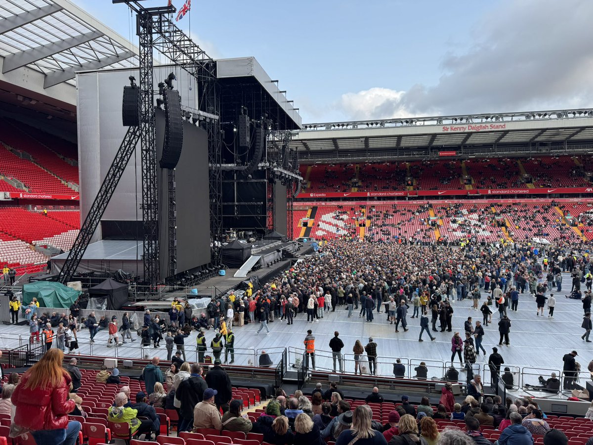 Laura_Liverbird's tweet image. Here to see The Boss again… this time we got to say hello to Nils Lofgren!!!!
So good, we saw them twice 🤩🎸🤩
#Springsteen #EStreetBand #Anfield