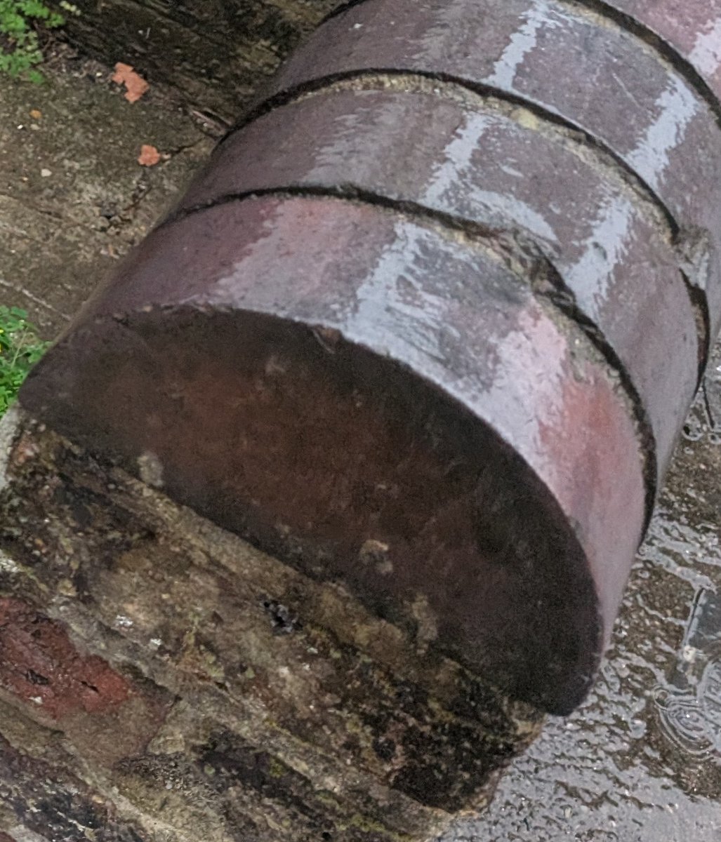MrNickWin's tweet photo. Anyone know where I can get about ten of these semicircular blue/black bricks near #crouchend #muswellhill #finsburypark #bricks https://t.co/XhkhZzZ0KR