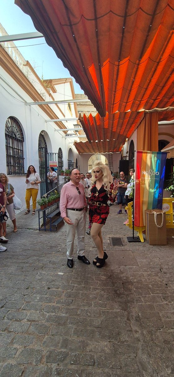 ppepelusev's tweet photo. Todo un éxito la #1CopaArcoIris de @ayto_sevilla . Más de 100 jóvenes participan, rompiendo estereotipos,  barreras y luchando contra la #Lgtbifobia en el deporte.  Gracias a @samanthaballentines por sumarse a esta mañana de sensibilización y orgullo en #orgullodemercado . https://t.co/grqeehI4ks