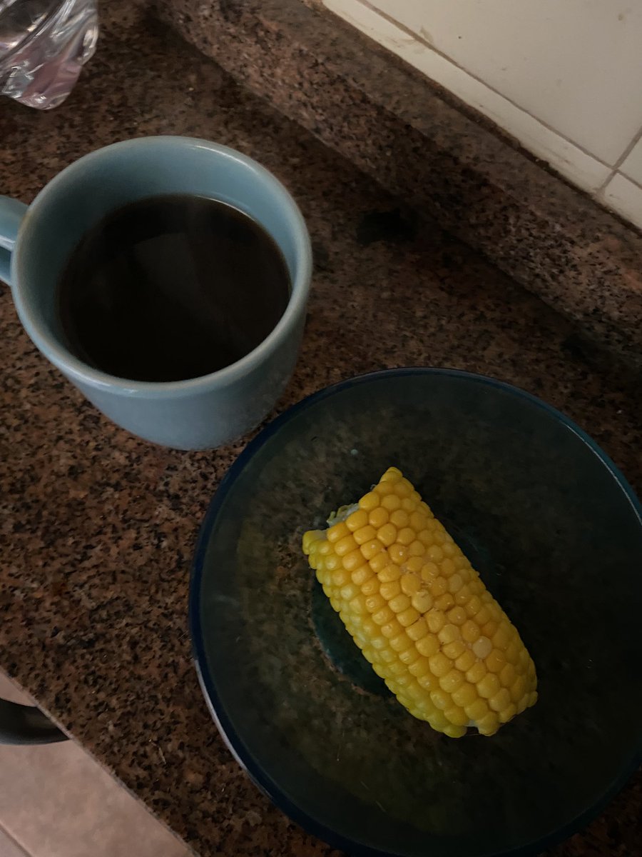 ergoprixy's tweet photo. cuando ya andas en re cualquiera y te desayunas un café y medio choclo a las 
2 de la tarde https://t.co/0WKgdryxQR