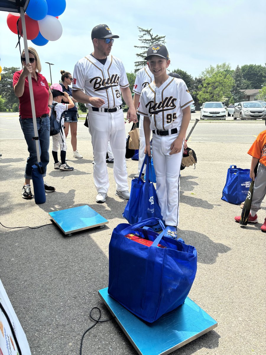 These awesome <a href="/BOMBAbaseball/">BOMBA Baseball</a> athletes are on-site at The Gift of Giving Back this weekend to accumulate all of the food they have collected to support the #BurlON community. Keep those donations coming! 🧢🥫 #teamspirit #community #youthsports