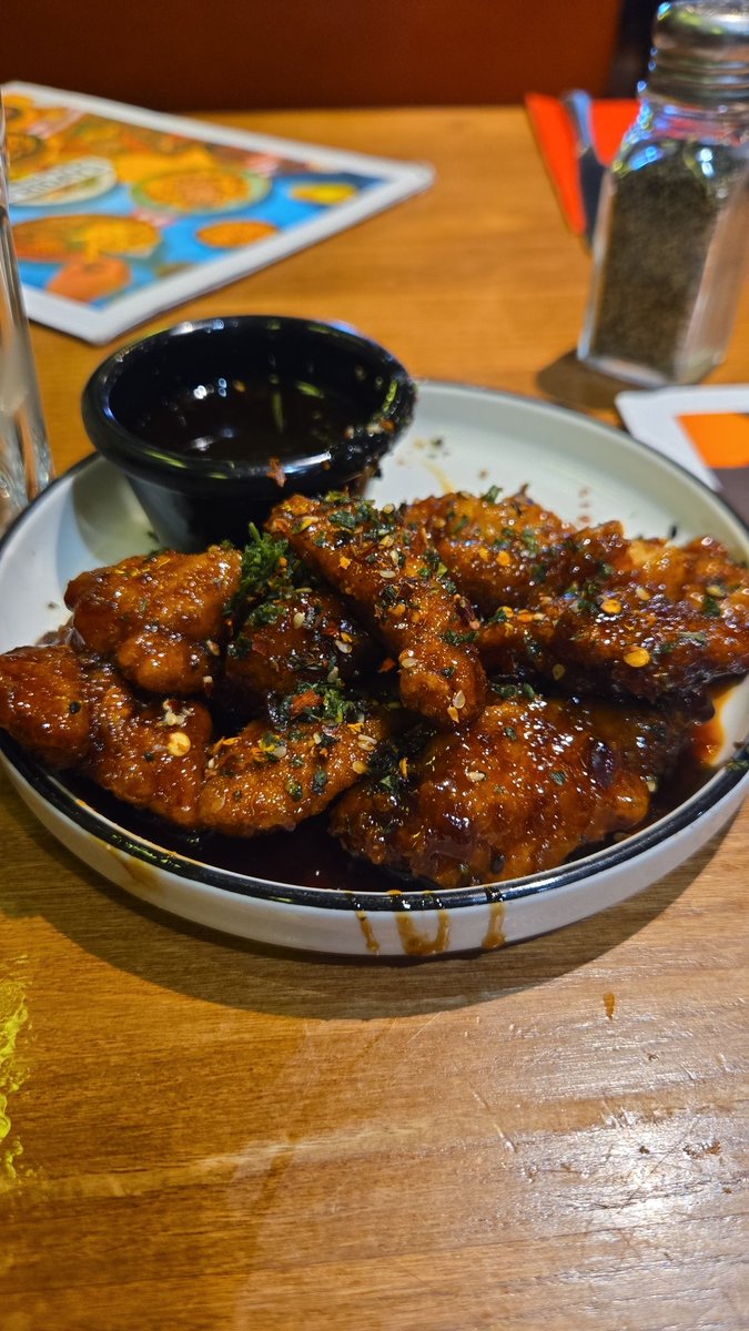 RissaHalls's tweet photo. @TGIFridays ... what is this green stuff? Iceberg lettuce is all we need. This changes the flavour #MealRuined! https://t.co/TaKt2y0q5l