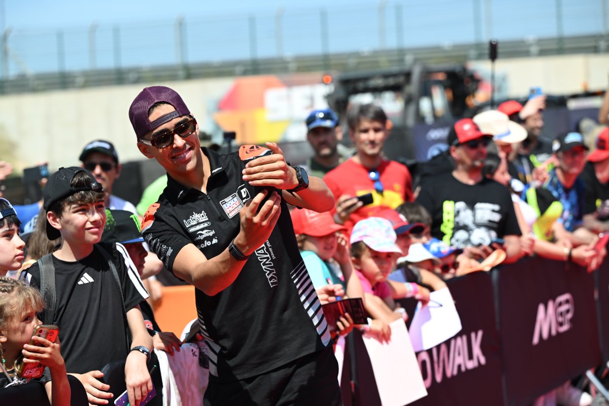 AragonMotorLand's tweet photo. Sacamos la alfombra roja para el #HeroWalk de Moto2 y Moto3 de #AragonGP 🤩
El mejor momento para:
👀 Ver de cerca a tus pilotos favoritos
✍🏼 Pedirles un autógrafo
🤳 Y por supuesto, sacarte un selfie con ellos https://t.co/UizeIvEqBN