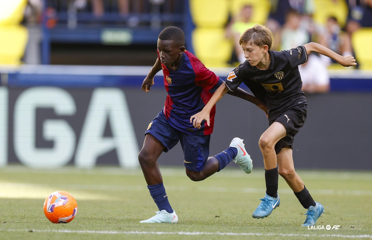 fundacion_JRM's tweet photo. FC BARCELONA 1 - 3 VALENCIA CF
El Valencia sorprende al Barça y se mete entre los cuatro mejores.
#LALIGAFCFUTURES #CiudadDeportivaPamesaCeramica #Ascale #LALIGAFUTURES #FundacionJRM #FJRM https://t.co/cIbMkp1wbm