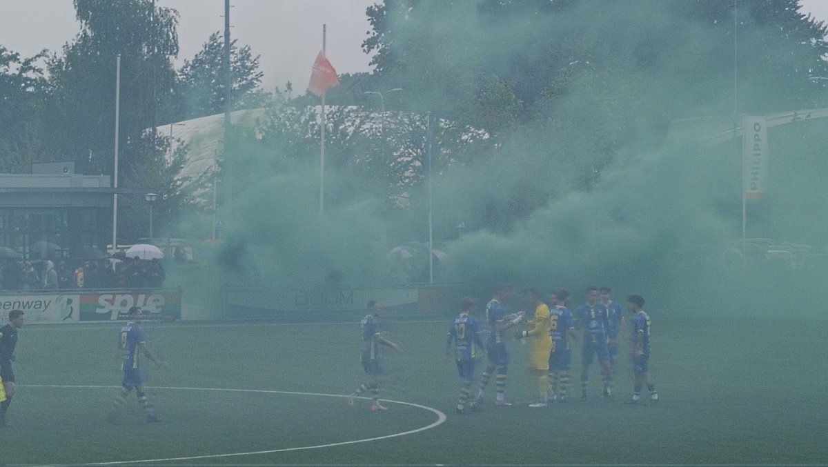 PuckJansen1954's tweet photo. De keeper van #VVOG stopte nog wel een strafschop, maar toch verloren ze met 3-1 van #FCAalsmeer en degraderen naar de eerste klas. Aalsmeer promoveert naar de 4e divisie. #fcavvo #Playoffs https://t.co/NKzz1hopw9