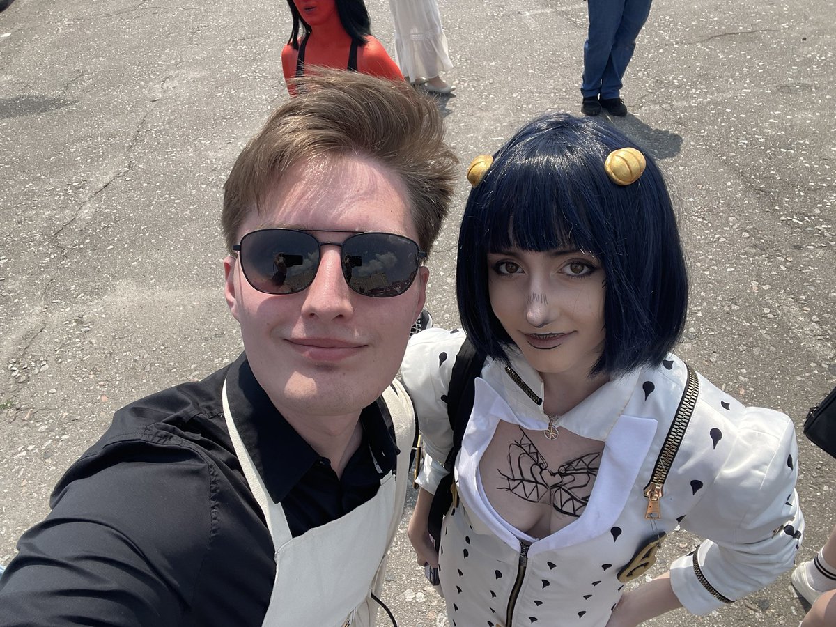 Joestarovych's tweet photo. Мені дуже подобається робити фото з косплеєрами по всесвіту з Джо Джо. Шкода хлопець, який косплеїв Діо виявився швидшим за мене. Неймовірно круті образи ☺️ https://t.co/OYsMJRWo0k
