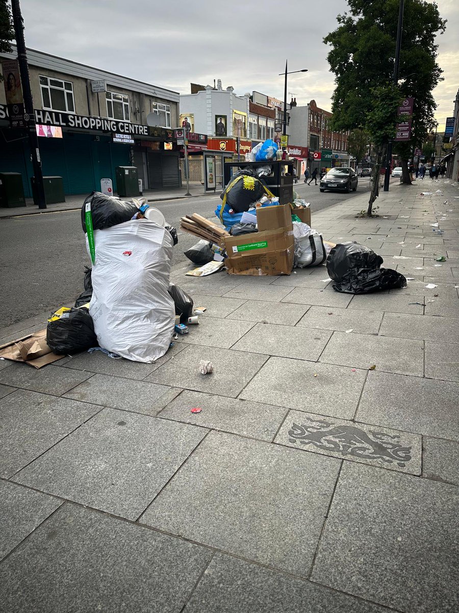 CASHcampaigners's tweet photo. @deirdrecostigan Boston Manor Road looks clean and tidy. There is no evidence of the crackdown on fly-tipping in #Southall.  Residents won't fall for the gimmick of bags stuck together with yellow tape. A community led meeting will share robust deterrents.
https://t.co/ZgHLivGhWL https://t.co/LTbDAMEBzg