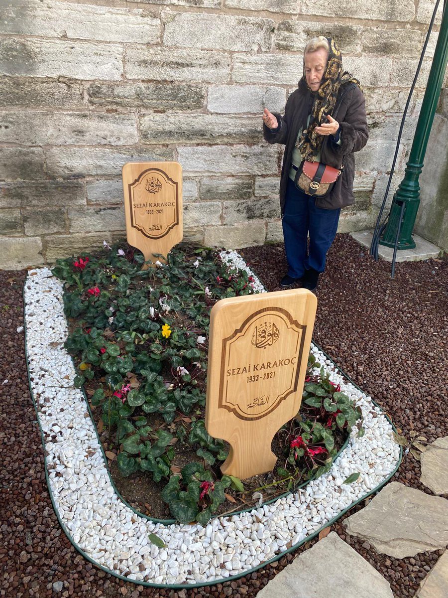 🌹Sezai Karakoç'un adına "Mona Roza" şiirini yazdığı Muazzez Akkaya, 95 yaşında hayatını kaybetti.