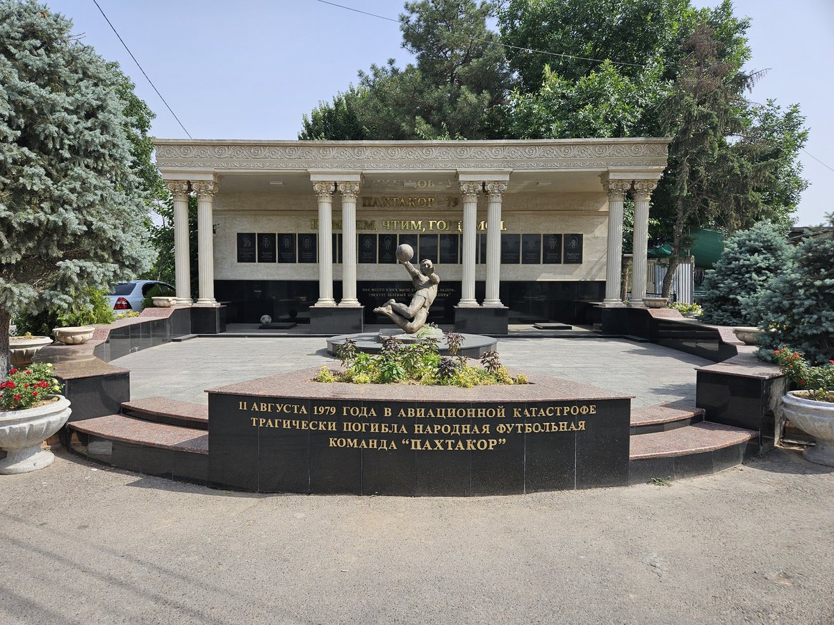 Самая страшная авиакатастрофа в истории авиации и футбола ✈️⛹️
Вот так выглядит могила команды "Пахтакор" в Ташкенте 😪