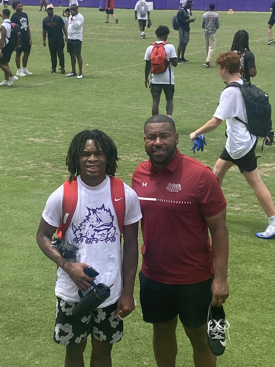 Canthold5ivve's tweet image. WOW im blessed to receive my first D1 offer from @NMStateFootball @DCobb27 #AGTG