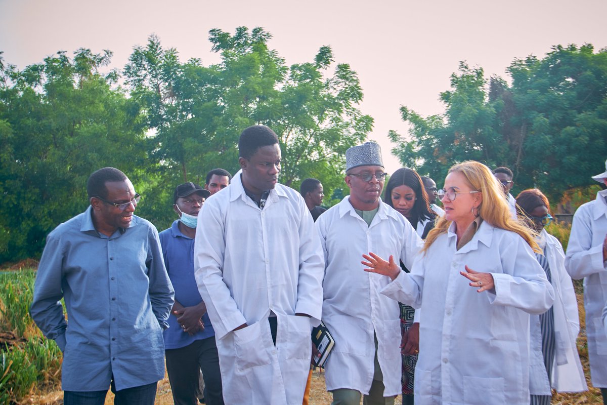 EUinNigeria's tweet photo. What a visit! @landz_fresh showed us the full dairy journey, from milking to marketing. Agric is a big deal for us under the #GlobalGateway as we work to build resilient food value chains. We’re teaming up with @giz_gmbh  to support growth in the dairy sector. #EUinNigeria https://t.co/kezvrBOuEd