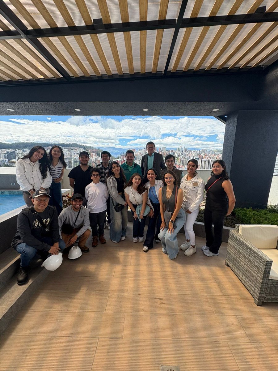 Nuestro compromiso con la construcción sustentable en Ecuador continúa, hoy tuvimos la visita de estudiantes de la <a href="/USFQ_Ecuador/">Universidad San Francisco de Quito</a> en 📍Edificio Efyra <a href="/WDELMIR/">Daniel Elmir :.</a> <a href="/criselmir/">Cristina Elmir</a>
