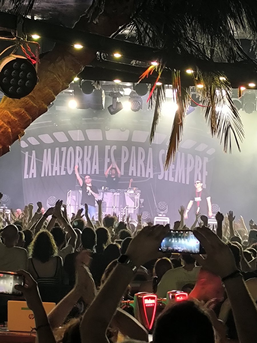 Yol 🔻 (@yolandatricolor) on Twitter photo Ayer se despidieron "los <a href="/chikosdelmaiz/">Los Chikos del Maíz ⚒️</a>, el último resquicio de la Guerra Fría " y tuve la sensación de vivir un fin de ciclo real.
La Mazorka es para siempre porque se ha dedicado a sembrar.
20 años creciendo juntas escuchando pura propaganda de la buena.
Gracias❤️🔥 Ayer se despidieron "los <a href="/chikosdelmaiz/">Los Chikos del Maíz ⚒️</a>, el último resquicio de la Guerra Fría " y tuve la sensación de vivir un fin de ciclo real.
La Mazorka es para siempre porque se ha dedicado a sembrar.
20 años creciendo juntas escuchando pura propaganda de la buena.
Gracias❤️🔥