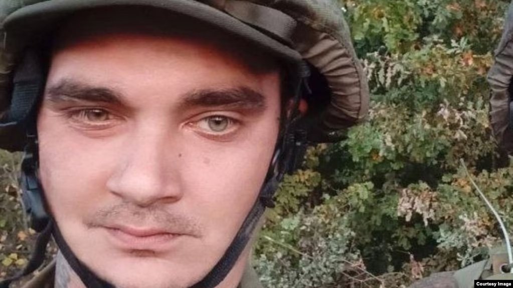 galluzzilucio's tweet photo. 1/n
🔴 Un #disertore russo ha descritto come le squadre di #evacuazione russe #saccheggino corpi per ottenere oggetti da scambiare con #alcol e lasciano morire i feriti. Gli hanno staccato gran parte dei suoi denti per costringerlo a unirsi a una squadra di assaltatori, dopo di https://t.co/aXEPF6NSfW