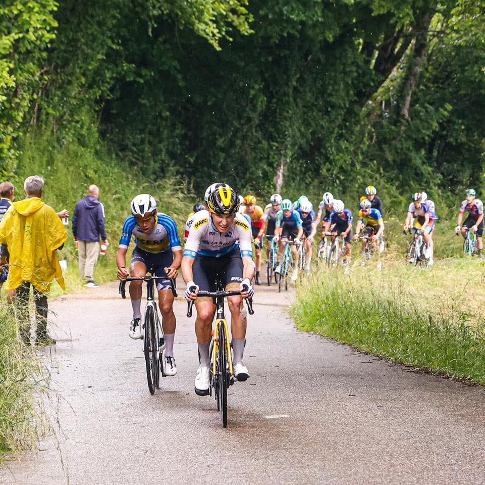 L'ascension du Col du Mont Tournier (catégorie 2) a fait beaucoup de dégâts 😱

Gustave BLANC (Auvergne-Rhône-Alpes) et Roberto CAPELLO (Team Grenke Auto Eder) ont basculé avec 40“ m

🏁 66 km de l’arrivée
🎥 SUIVEZ LE LIVE : m.youtube.com/watch?v=0jRlw6…

📸 Melchior Philip