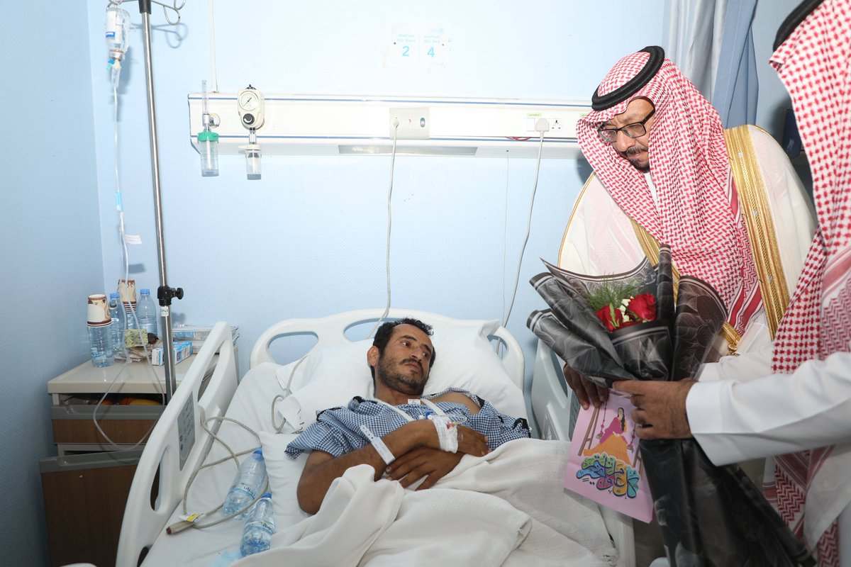 ondomarketins's tweet photo. قام سعادة محافظ شرورة أ. موفق بن عبدالهادي العنزي بزيارة عدد من المرضى المنومين في مستشفى #شرورة العام حيث قدّم لهم باقات من الورود مهنئًا إياهم بعيد الأضحى و مبتهلًا إلى الله أن يمنّ عليهم بالشفاء العاجل.
￼ https://t.co/CyhFfkv7nQ